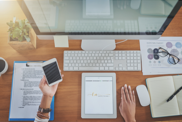 emprendedora organizando su negocio con sistemas digitales