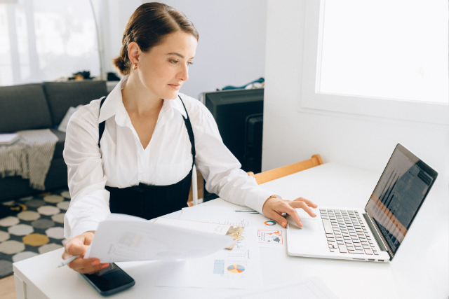 emprendedora proyectando seguridad y profesionalismo con su presencia personal
