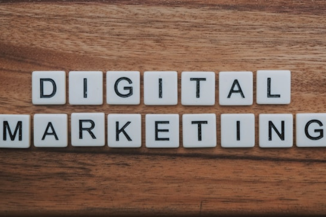 emprendedora usando marketing digital para hacer crecer su negocio